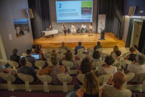 Auditori amb ponents fent una presentació